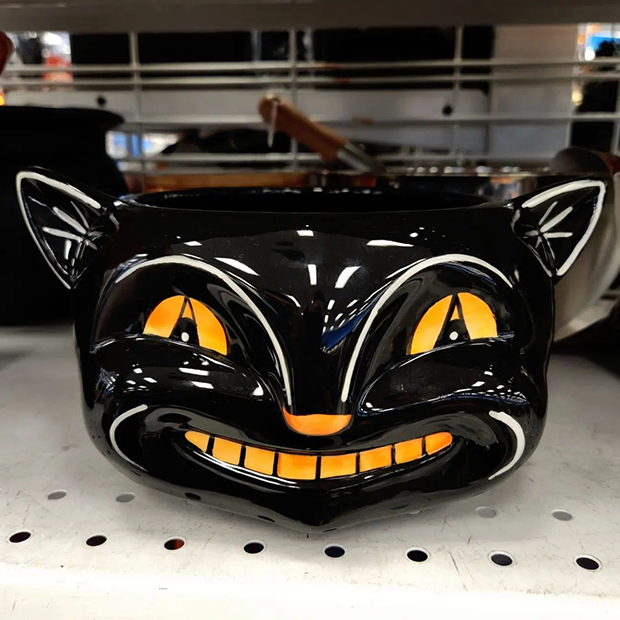 Halloween table decor with cat face